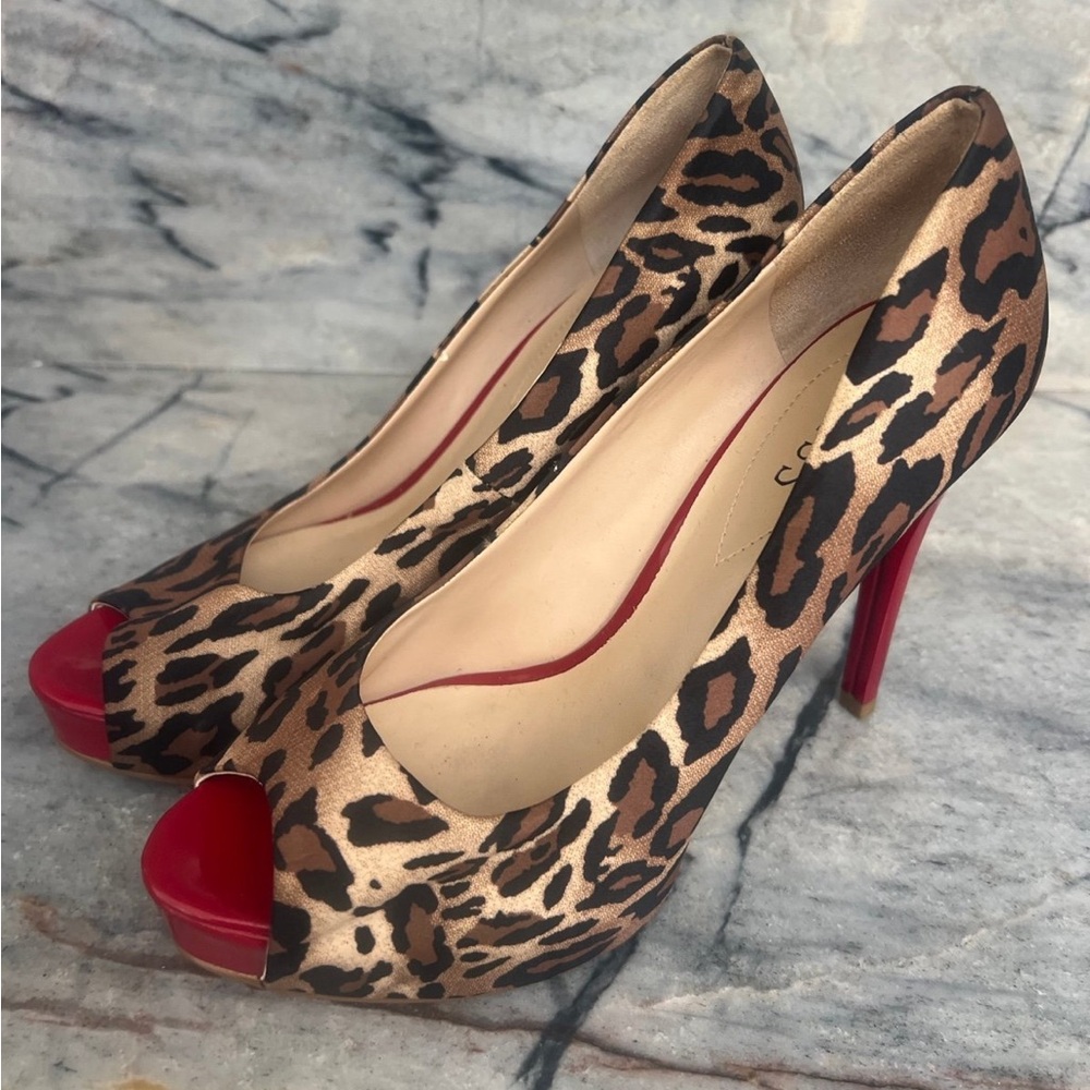 Guess peep toes leopard shoes size 39